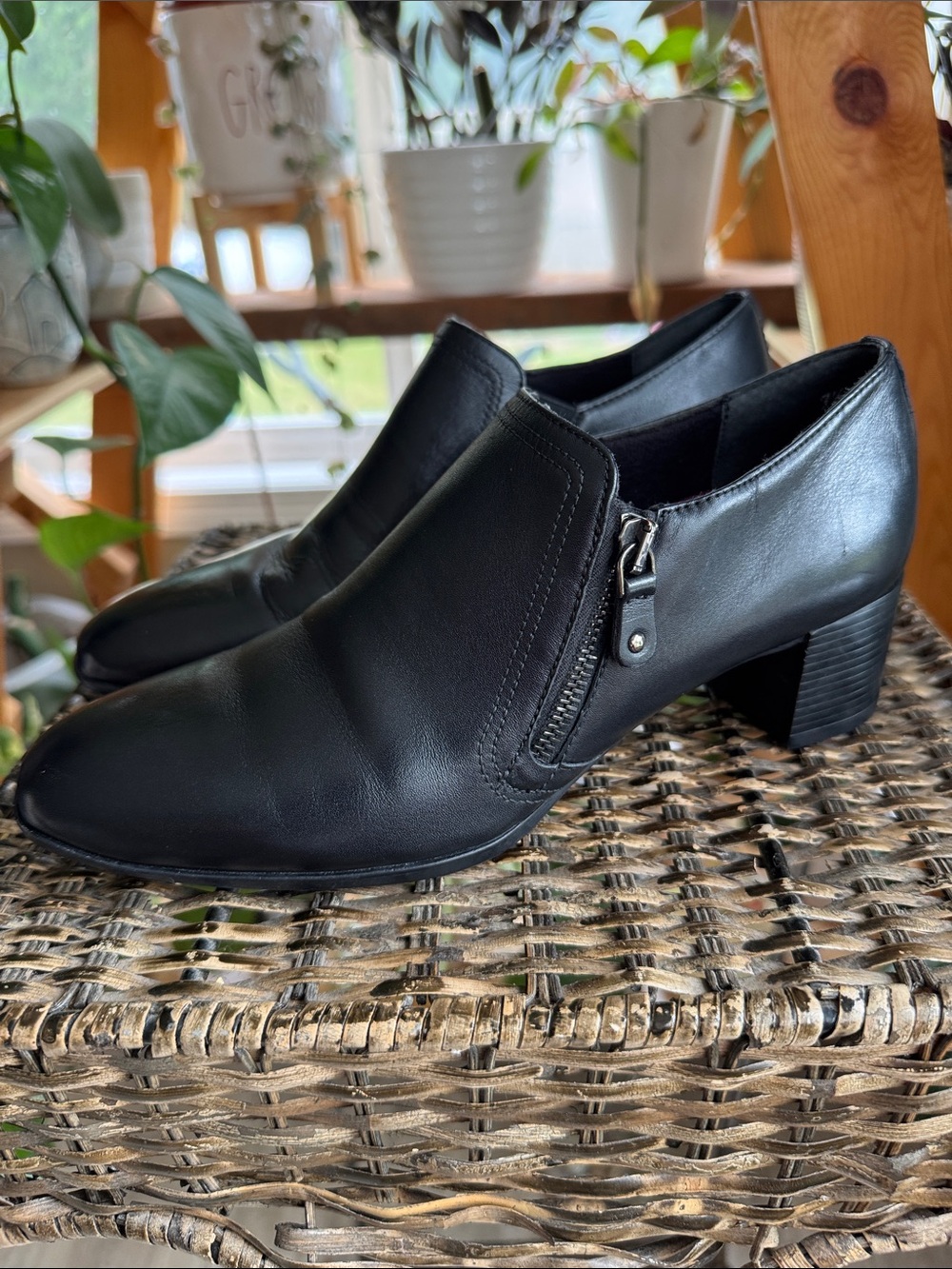 Munro Anne Black Leather Low Block Heel Zip Dress Shoes women’s size 7.5